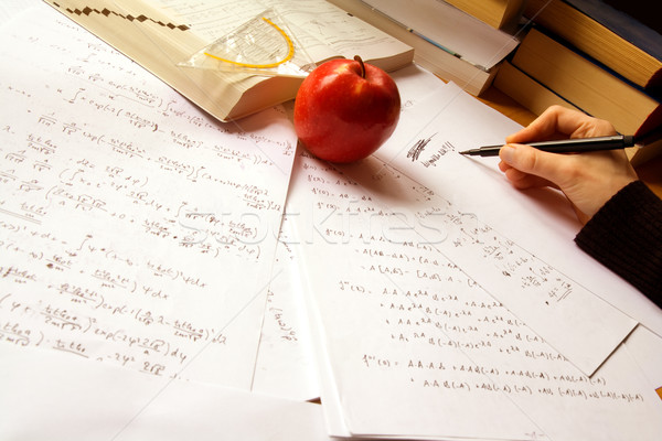 Fysica hand schrijven formules bureau boeken Stockfoto © IngaNielsen
