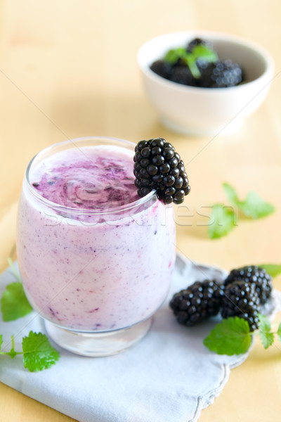 黑莓 冰沙 玻璃 酸奶 葉 水果 商業照片 © IngaNielsen