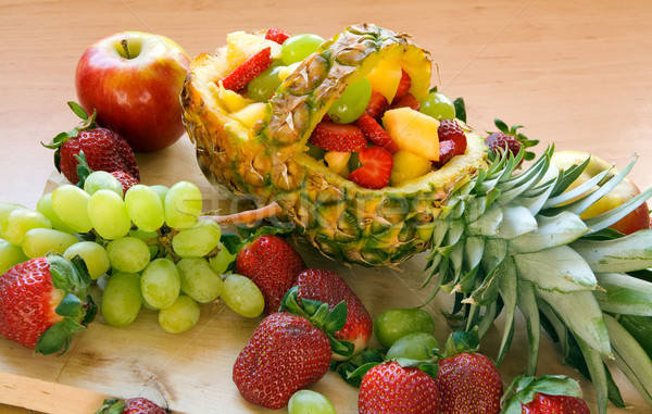 Salade de fruits fruits tropicaux salade panier ananas décoré [[stock_photo]] © IngaNielsen