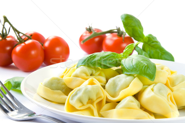 Tortellini pasta piatto basilico pomodori alimentare Foto d'archivio © IngaNielsen