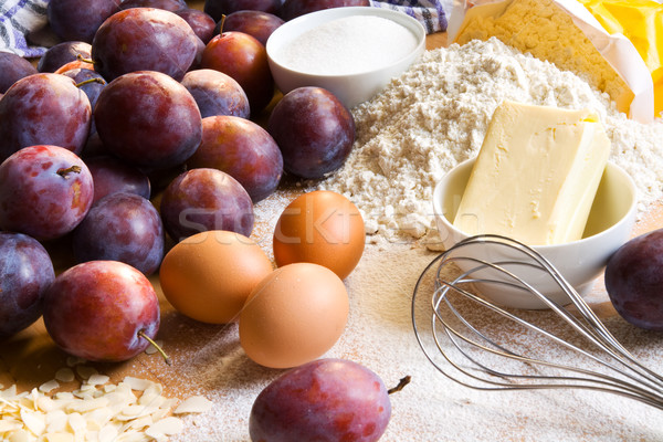Pruna plăcintă ingrediente fruct ou Imagine de stoc © IngaNielsen