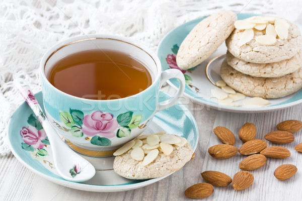 Beker thee amandel cookies porselein amandelen Stockfoto © IngridsI