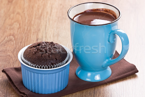 Muffin forró csokoládé csokoládé kék csésze fából készült Stock fotó © IngridsI