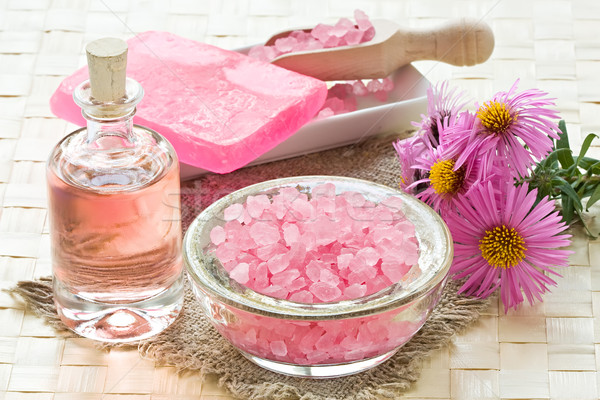 Tratament balnear set sare de mare trandafir aroma ulei Imagine de stoc © IngridsI