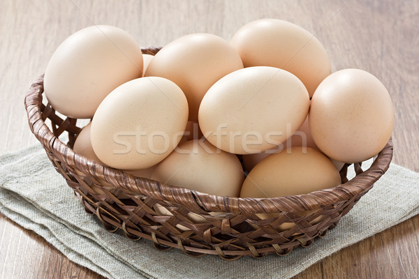 Ouă proaspăt intern coş Imagine de stoc © IngridsI