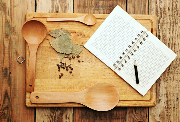 Foto stock: Caderno · receitas · temperos · mesa · de · madeira · comida · caneta