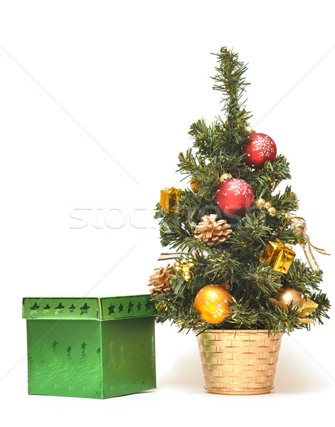 Foto stock: Caja · de · regalo · árbol · de · navidad · decoraciones · fondo · cuadro · verde