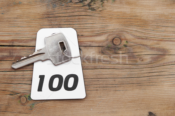 Hotel lakosztály kulcs szoba szám 100 Stock fotó © inxti