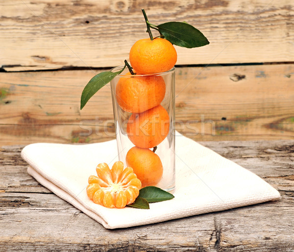 Glas omhoog vers blad houten houten tafel Stockfoto © inxti