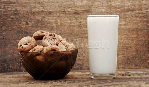 Stockfoto: Glas · melk · chocolade · chip · cookies · houten · tafel