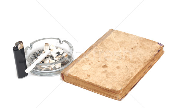 Velho livro cigarros cinzeiro livro madeira caderno Foto stock © inxti