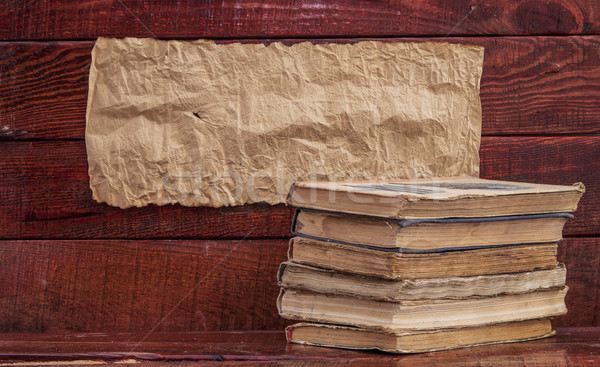 Vechi cărţi masa de lemn hârtie Imagine de stoc © inxti