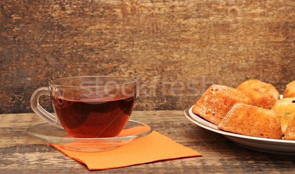 Ceai dupa-amiaza servit masa de lemn portocaliu Imagine de stoc © inxti