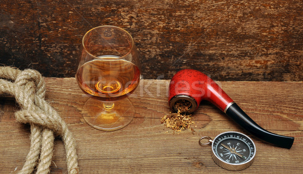 ţeavă sticlă coniac lemn vin busolă Imagine de stoc © inxti