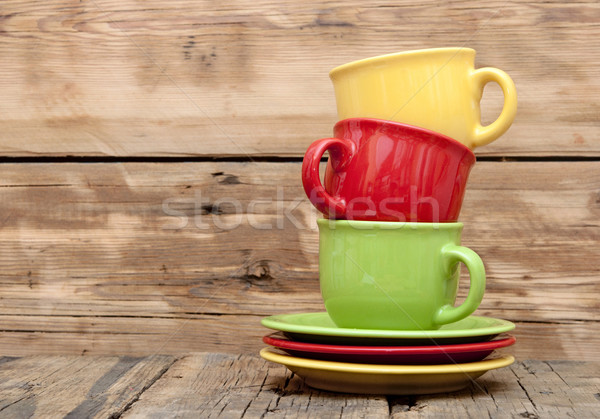 [[stock_photo]]: Coloré · tasses · de · café · plaques · table · en · bois · texture · bois