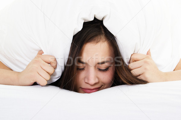 Vrouw bed voorraad afbeelding witte exemplaar ruimte Stockfoto © iodrakon