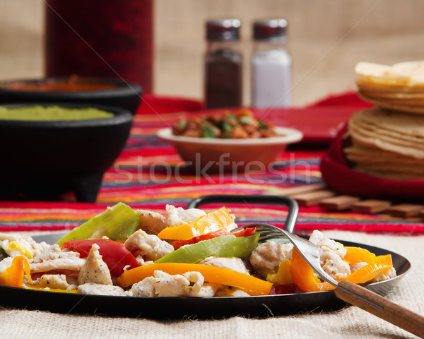 Kip fajitas voorraad afbeelding plaat restaurant Stockfoto © iodrakon