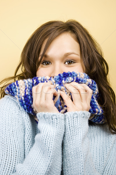 女子 圍巾 看 商業照片 © iofoto