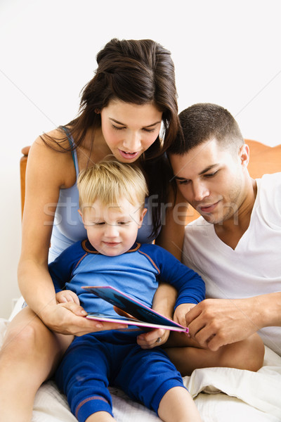 Familie lectură caucazian părinţi copil Imagine de stoc © iofoto