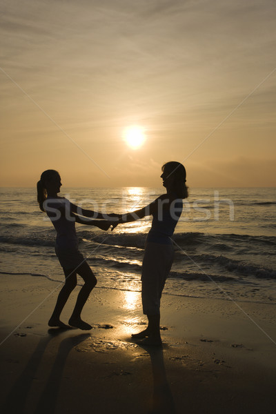 媽媽 女兒 海灘 母親 商業照片 © iofoto
