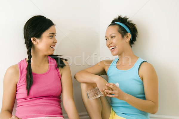 Foto stock: Las · mujeres · jóvenes · hablar · dos · fitness · ropa · sesión