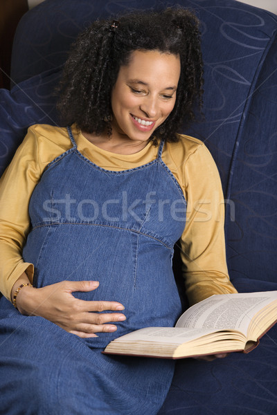 Femme enceinte lecture livre portrait jeunes enceintes [[stock_photo]] © iofoto