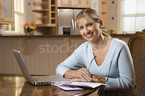 Nő számítógéppel kaukázusi nő fizet számlák laptop számítógép Stock fotó © iofoto