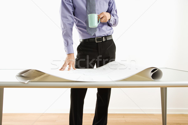 Zakenman permanente plannen zakenman koffiekopje tabel Stockfoto © iofoto