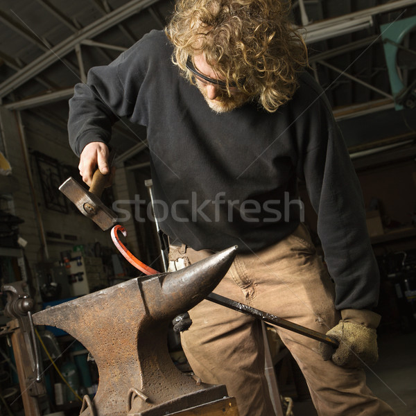 Metal kowadło mężczyzn pracy osoby mężczyzna Zdjęcia stock © iofoto