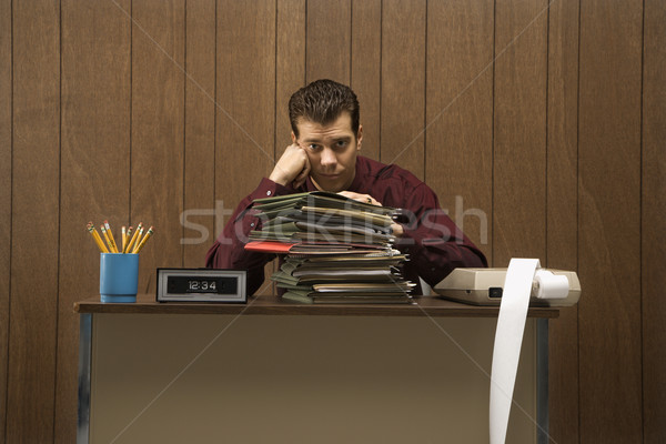überarbeitet Geschäftsmann Retro gelangweilt Sitzung Schreibtisch Stock foto © iofoto