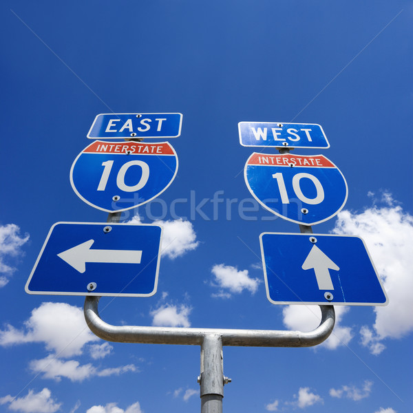 Zwischenstaatlichen 10 Zeichen Autobahn Pfeile Hinweis Stock foto © iofoto
