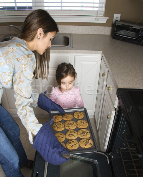 Mutter Tochter Aufnahme Cookies heraus Stock foto © iofoto