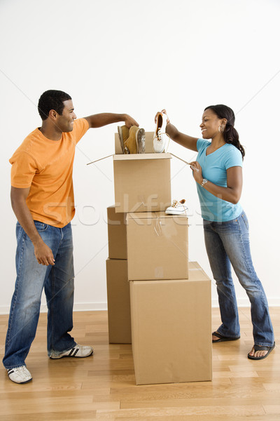 Pár csomagol dobozok afroamerikai férfi női Stock fotó © iofoto