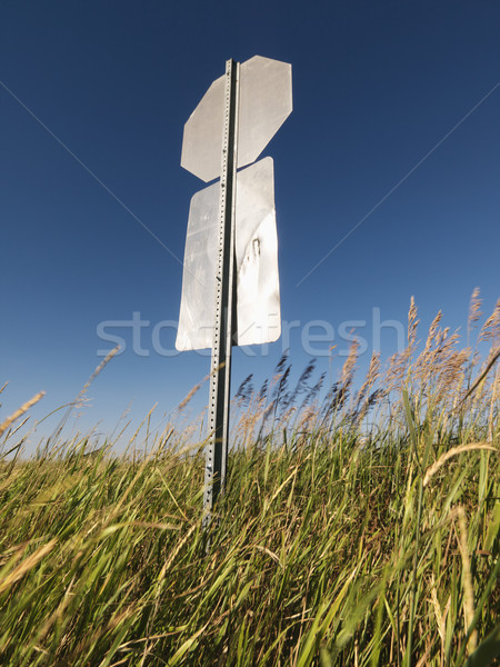 Verkeersbord achteraanzicht landelijk land veld teken Stockfoto © iofoto