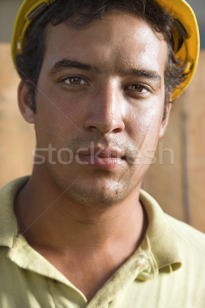Asudat muncitor in constructii portret masculin caucazian Imagine de stoc © iofoto