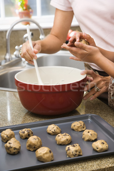Cookie-uri Hispanic mamă copil Imagine de stoc © iofoto