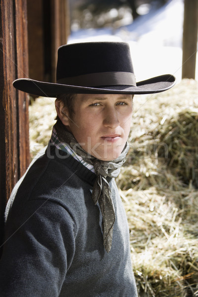 Atrakcyjny młody człowiek czarny cowboy hat siano Zdjęcia stock © iofoto