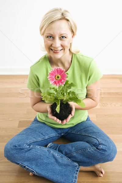 Kobieta Daisy portret uśmiechnięty dorosły Zdjęcia stock © iofoto