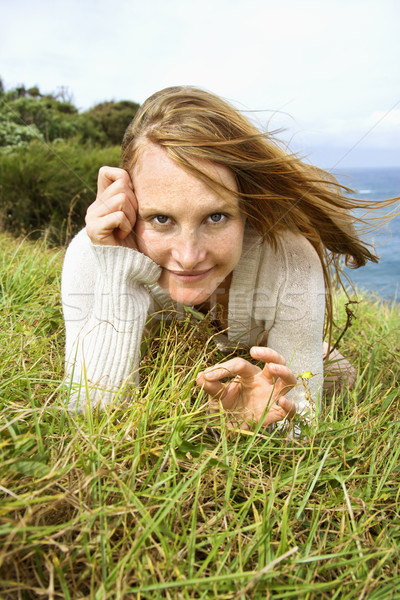 Vrouw gras portret jonge naar gezicht Stockfoto © iofoto