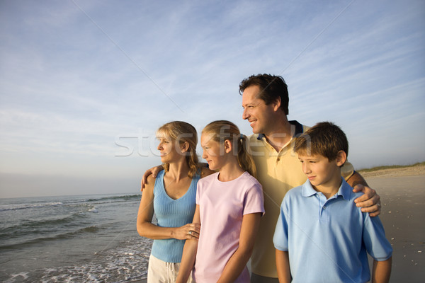 Mosolyog család tengerpart portré kaukázusi négy Stock fotó © iofoto
