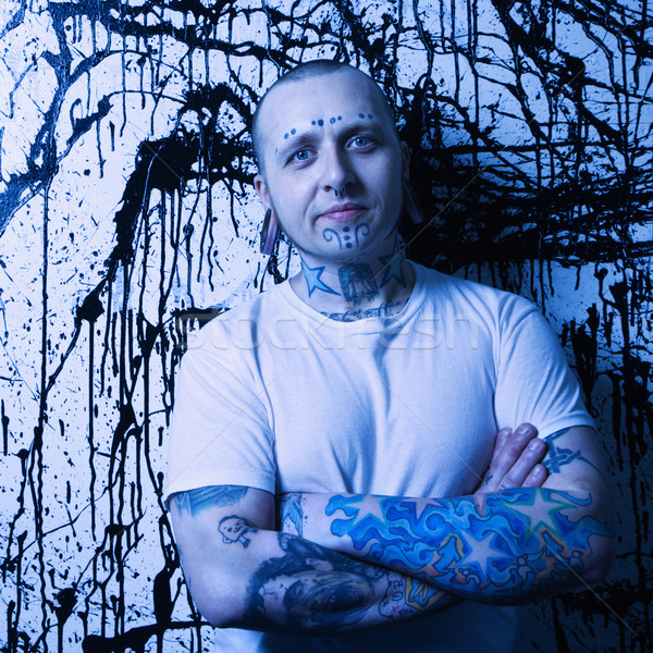Tatuado hombre pie pintura hombres punk Foto stock © iofoto