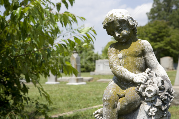 Cherub Statue Friedhof szenische Stock foto © iofoto