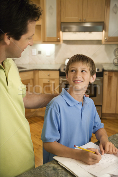 Tata pomoc syn praca domowa ojciec Zdjęcia stock © iofoto