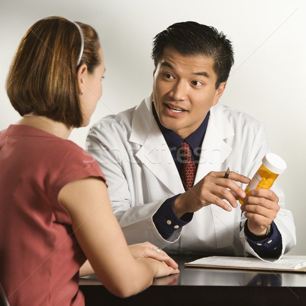Orvos beteg ázsiai amerikai férfi orvos magyaráz Stock fotó © iofoto