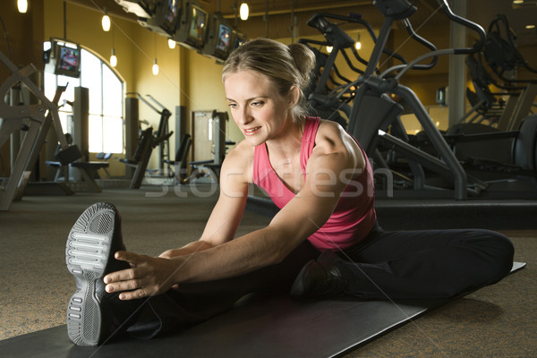 Frau Dehnung Fitnessstudio Erwachsenen weiblichen Stock foto © iofoto
