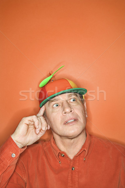 Férfi visel kaukázusi propeller sapka narancs Stock fotó © iofoto