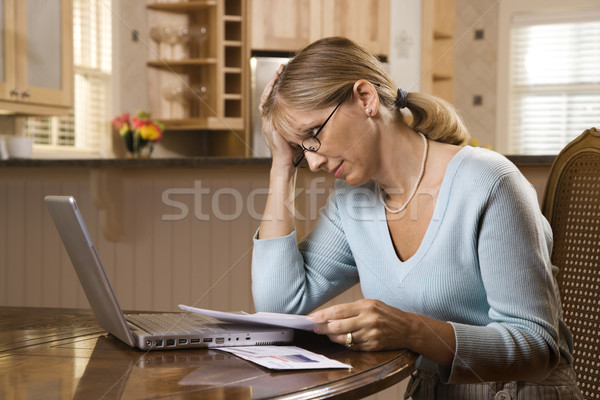 Ordinateur femme femme payer ordinateur portable Photo stock © iofoto