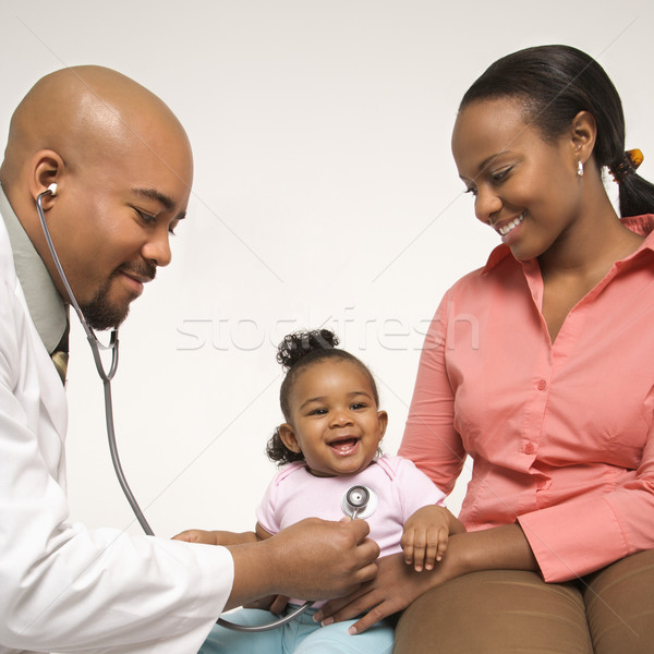 女孩 醫生 考試 男 兒科醫師 檢查 商業照片 © iofoto