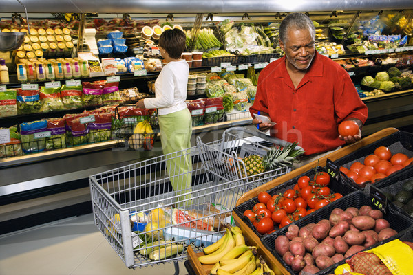 Ludzi zakupy produkować w średnim wieku człowiek Zdjęcia stock © iofoto