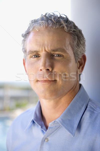 Portré középkorú férfi áll hát oszlop függőleges Stock fotó © iofoto